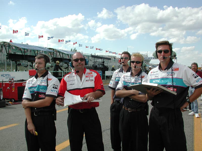 P1 crew watching start of race 3.jpg 88.9K